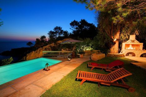 Long_Beach_Villa_barbecue_at_night