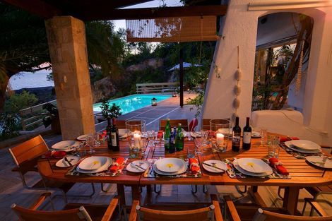 Long_Beach_Villa_dine_alfresco_style