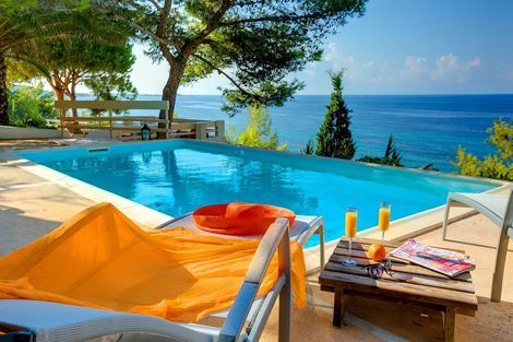 Long_Beach_Villa_lie_by_the_pool_in_the_morning_sun